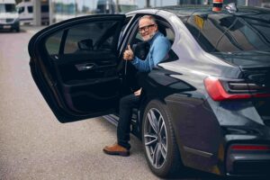 Smooth Airport Transfers: Limo Driver Miami's Specialty